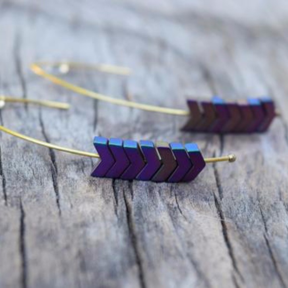 'Chevron Road' Natural Hematite Arrow Gold Earring - Picture 6 of 8